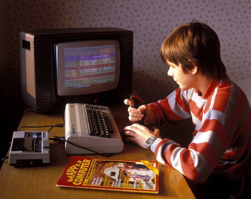 Der Commodore 64 wird zum Sinnbild des digitalen Aufbruchs in den 80ern. – Bild: ZDF/​IMAGO