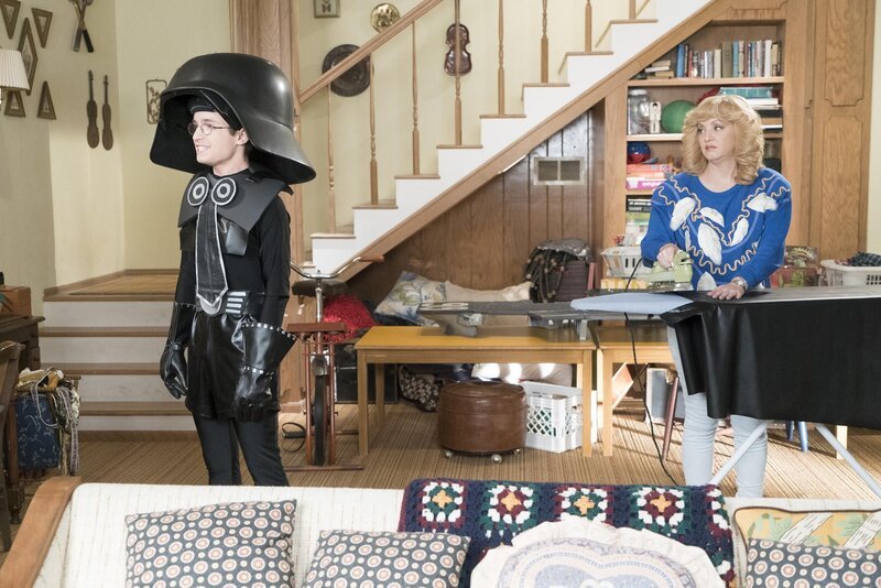 Adam Goldberg (Sean Giambrone, l.); Beverly Goldberg (Wendi McLendon-Covey, r.) – Bild: Kelsey McNeal