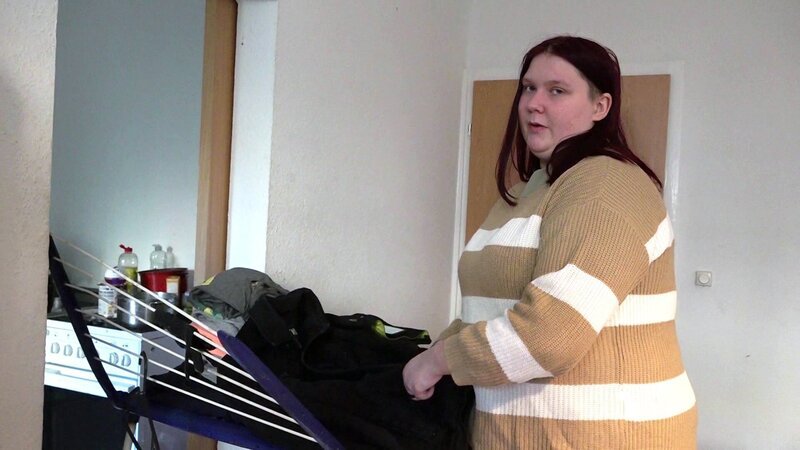 Die 20-jährige Lena steht erst seit Kurzem auf eigenen Beinen. Nach dem Tod ihrer Mutter kämpft sie mit psychischen Problemen und hat Mühe, den Alltag zu meistern. – Bild: RTLZWEI