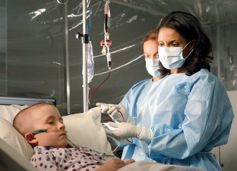 Ein folgenreicher Fall: Audra McDonals als Dr. Naomi Bennett (vorne r.) – Bild: SUS /​ SF