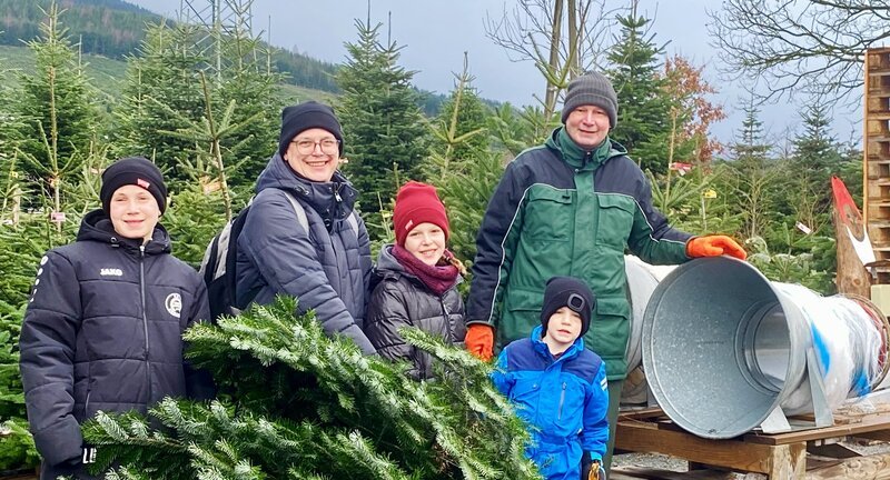 WDR Fernsehen UNSER TANNENBAUM – WEIHNACHTSZAUBER AUS DEM SAUERLAND, am Freitag (20.11.2026) um 20:15&nbsp;Uhr.  Stefan Übbing (2.v.l.) und seine Kinder reisen jedes Jahr ins Sauerland, um auf dem Hof von Konrad Schülte-Göbel (r.) ihren Baum selbst zu schlagen. – Bild: WDR/​Lieblingscrew
