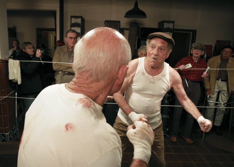 Tragen heimlich Boxkämpfe à la „Fight Club“ aus: Dells Großvater Wendell (George Segal, vorne r.) und Nate (John Brandon, vorne l.)&nbsp;… – Bild: PLURIMEDIA (ABC Studios)