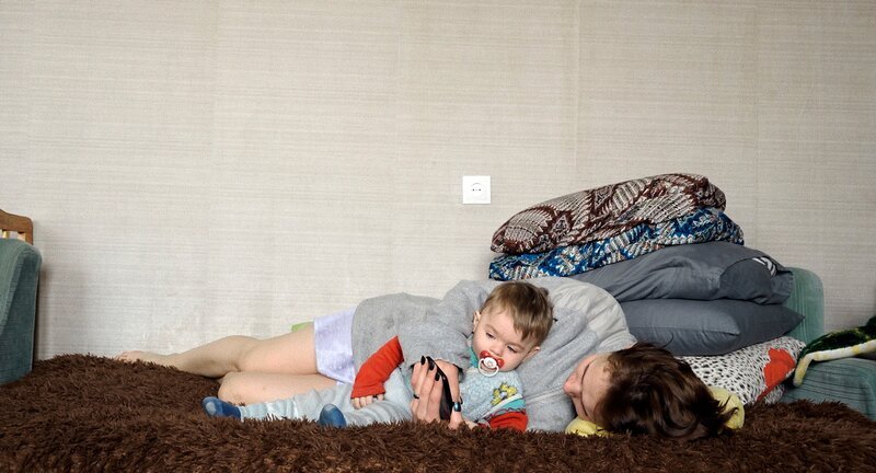 Katya und ihre kleine Schwester schauen zuhause Cartoons auf einem Handy – Bild: MDR/Little Big Story/Witfilm/Stenola Productions Katya und ihre kleine Schwester schauen zuhause Cartoons auf einem Handy – Bild: MDR/Little Big Story/Witfilm/Stenola Productions