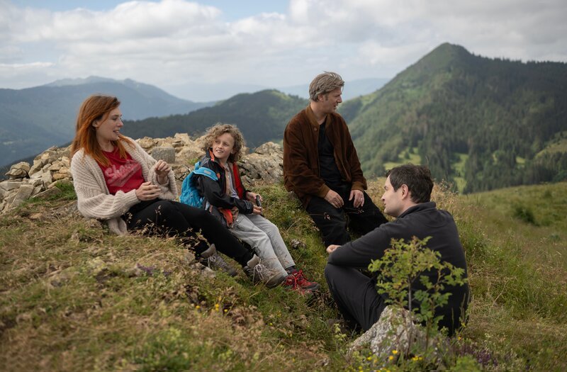 Florence (Laetitia Dosch, li.) und Aymeric (Karim Leklou, re.) erklären Jim (Eol Personne, 2.v.l.), dass Christophe (Bertrand Belin, 2.v.r.) sein leiblicher Vater ist.; Zur ARTE-Sendung Die Geschichte von Jim Florence (Laetitia Dosch, li.) und Aymeric (Karim Leklou, re.) erklären Jim (Eol Personne, 2.v.l.), dass Christophe (Bertrand Belin, 2.v.r.) sein leiblicher Vater ist. © Guy Ferrandis/​SBS Productions Foto: ARTE F Honorarfreie Verwendung nur im Zusammenhang mit genannter Sendung und bei folgender Nennung „Bild: Sendeanstalt/​Copyright“. Andere Verwendungen nur nach vorheriger Absprache: ARTE-Bildredaktion, Silke Wölk Tel.: +33 3 90 14 22 25, E-Mail: bildredaktion@arte.tv – Bild: Pyramide Films