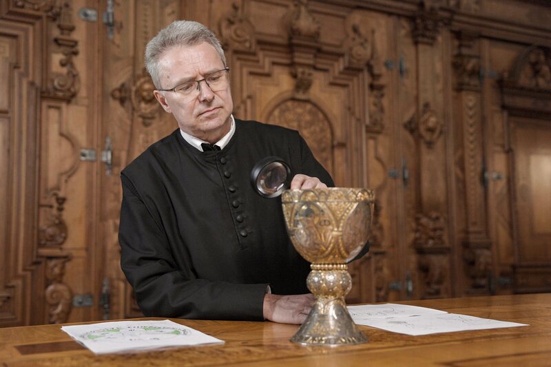 Pater Altman Pötsch mit dem Tassilokelch. – Bild: ORF/​Feature Film/​Oliver Indra