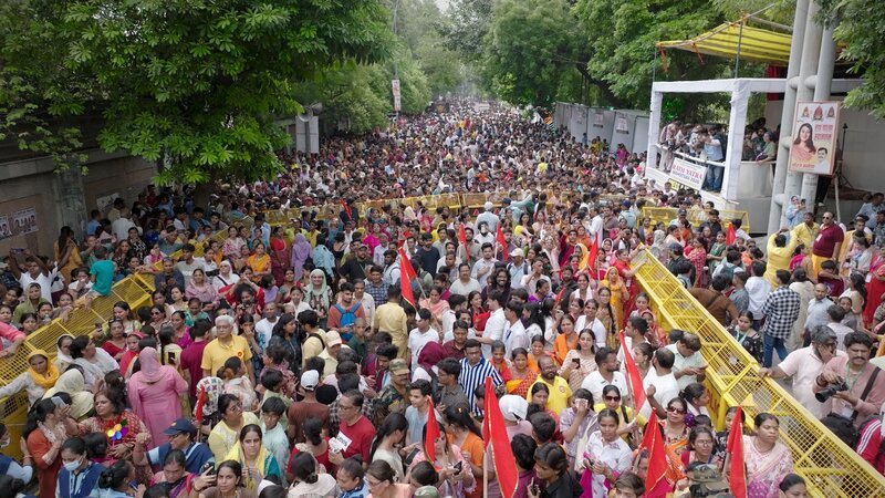 Menschenmassen beim Wagenfest in Neu Delhi. – Bild: ORF/​Metafilm GmbH