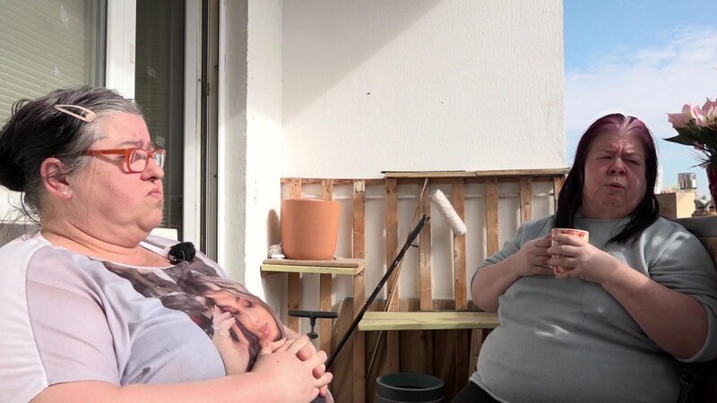 S13E80: Pamela (re.) genießt mit Freundin Marita die Sonne auf dem Balkon. Doch die Freude währt nur kurz: Ausgerechnet jetzt gibt ihr Kühlschrank den Geist auf – eine teure Anschaffung, die sie sich kaum leisten kann. – Bild: RTLZWEI