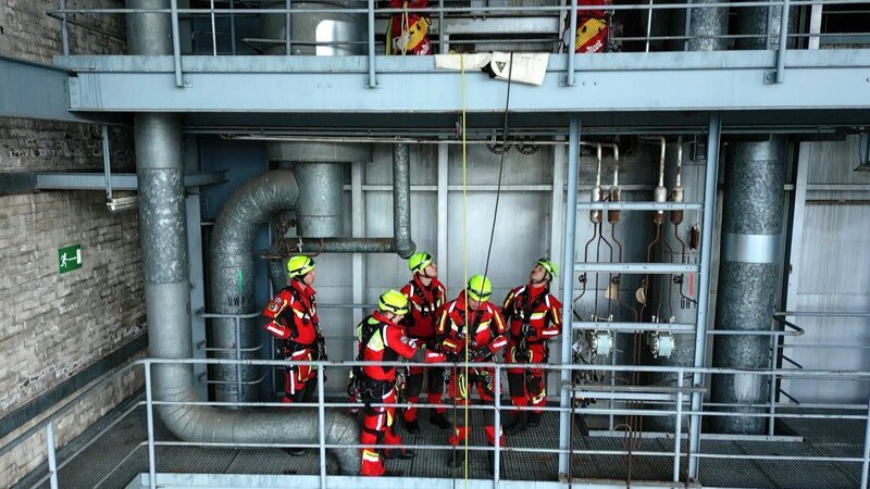 High-angle rescue specialists Lukas Schönauer, Marcel Geiser, Johannes Mayer, Christoph Sedlmayer and Marco Buhn during a practice at a decommissioned part of a power station. – Bild: Warner Bros. Discovery /​ Editorial Team Janus