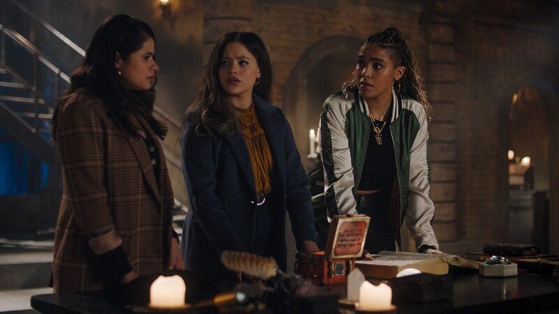 (v.l.n.r.) Mel Vera (Melonie Diaz); Maggie Vera (Sarah Jeffery); Mikaela (Lucy Barrett) – Bild: sixx