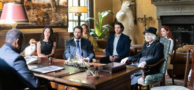 (v.l.n.r.) Sandra Morrow (Mylène Dinh-Robic); Thomas Morrow (Brett Donahue); Clara Morrow (Anna Tierney); Peter Morrow (Julian Bailey); Irene Morrow (Rosemary Dunsmore); Julia Morrow (Laurence Leboeuf) – Bild: Sony Pictures /​ Laurent Guerin