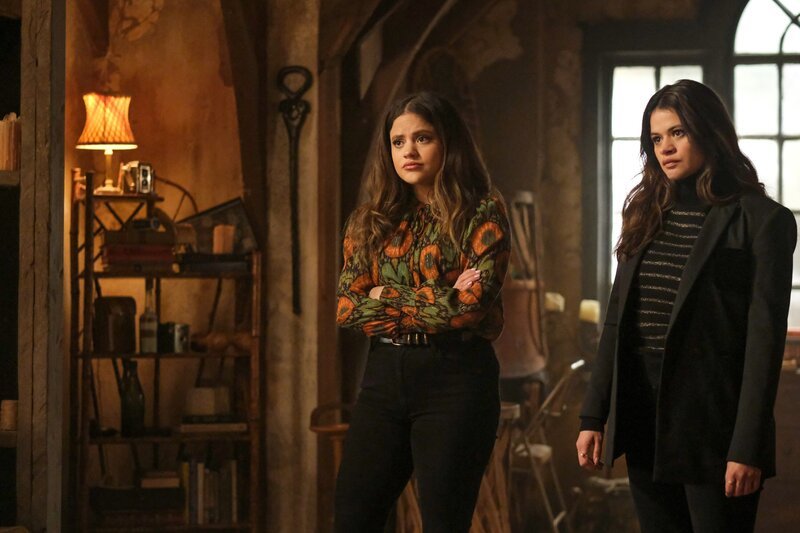 Maggie Vera (Sarah Jeffery, l.); Mel Vera (Melonie Diaz, r.) – Bild: Bettina Strauss