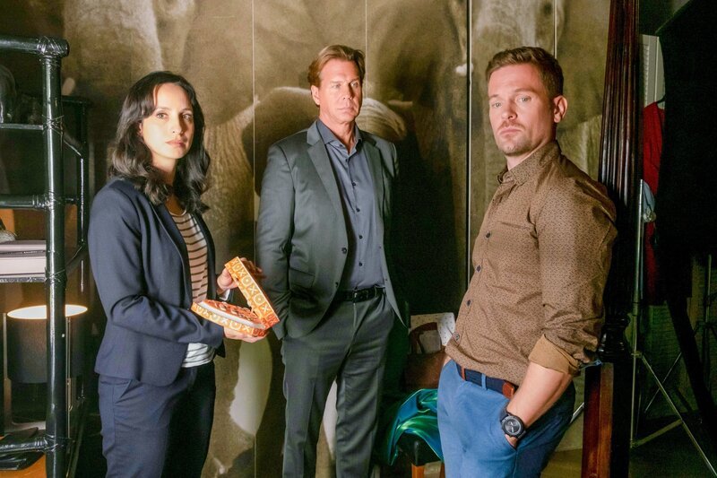 Daniel Gundlach (Joscha Kiefer, r.) verbirgt etwas, darüber sind sich Caspar Bergmann (Thomas Heinze, M.) und Annabell Lorenz (Stephanie Stumph, l.) einig. – Bild: ORF/​ZDF/​Erika Hauri