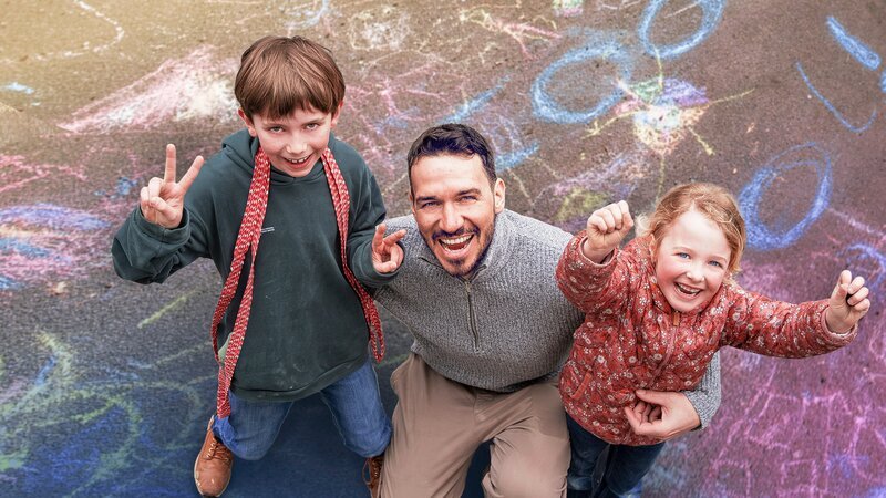 Wie kinderfreundlich ist Deutschland?“, fragt Felix Neureuther in der ARD. Der vierfache Vater und erfolgreiche Kinderbuchautor ruft zur Teilnahme an der ARD-Mitmachaktion #unsereKinder auf. In einem Online-Fragebogen unter ard.de/​unserekinder fragt die Aktion: Welche Angebote gibt es für Familien in eurem Ort – und wo fehlt Unterstützung? – Bild: SWR/​Leander Reutter /​ SWR Presse/​Bildkommunikation