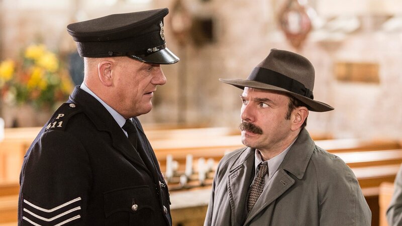 Sergeant Goodfellow (John Burton, l.) und Inspector Mallory (Jack Deam, r.) besprechen die Ermittlungen. – Bild: AXN White
