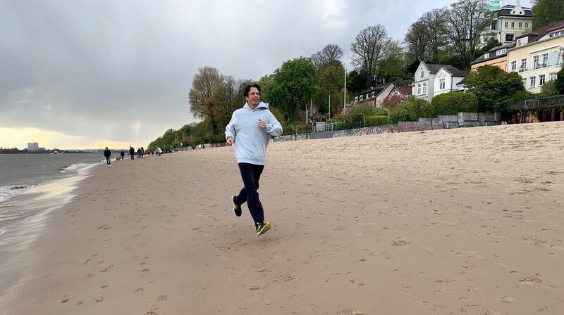 Jo Hiller beim Joggen am Strand. – Bild: ORF/​NDR/​Saskia Engels