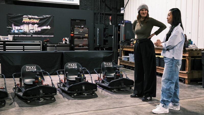 D’Arcy Carden and Sherry stand near go carts at interior racetrack at Little Talladega, as seen on WVR S1 – Bild: Warner Bros. Discovery