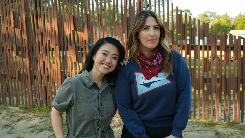 D’Arcy Carden and Sherry Cola portrait in front of Fence at The Chinook, as seen on Wild Vacation Rentals, Season 1. – Bild: Warner Bros. Discovery