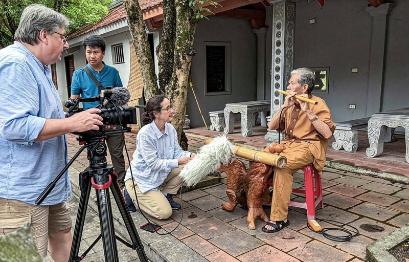 Das MDR-Team Thomas Junker, Dolmetscher Hui, Assistentin Alexandra Junker und der Tempelwächter Tshu Wan Thym in Thai Vi – Bild: MDR/​Thomas Junker