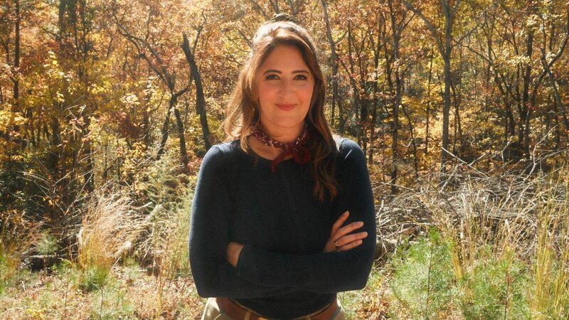 D’Arcy Carden portrait in the woods at The Lens Lodge, as seen on WVR S1 – Bild: Warner Bros. Discovery