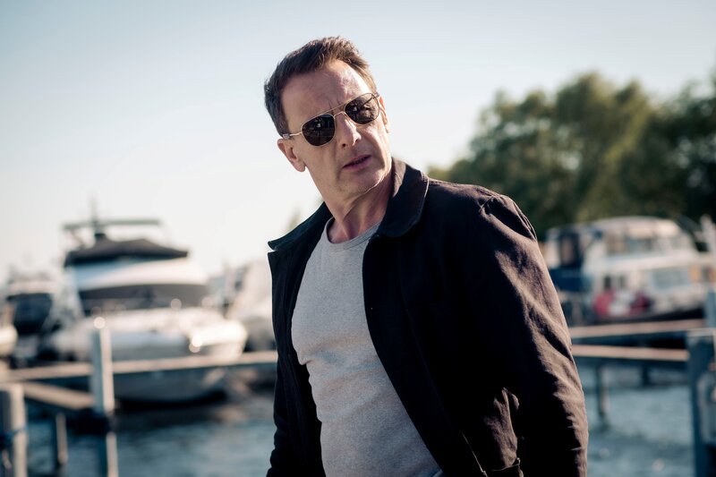 Tjark Wolf (Hendrik Duryn) ermittelt als Kommissar. – Bild: RTL /​ Gordon Muehle