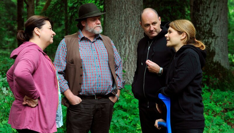 Als sie im Wald zufällig auf Moni und Stadlbauer treffen, müssen Hubert und Uschi sich schnell eine gute Ausrede einfallen lassen. Von links: Monika Vogl (Christine Reimer), Benedikt Stadlbauer (Andreas Geiss), Hubert Kirchleitner (Bernhard Ulrich) und Uschi Kirchleitner (Silke Popp). – Bild: BR/​Marco Orlando Pichler