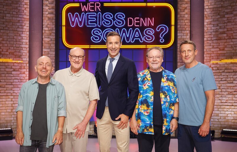 Moderator Kai Pflaume (M.) und seine Rateteam-Kapitäne Bernhard Hoëcker (2.v.l.) und Wotan Wilke Möhring (2.v.r.) begrüßen in dieser Sendung den Komiker Bodo Bach (2.v.l.) und den Komiker, Musiker, Autor, Fernsehmoderator und Entertainer Jürgen von der Lippe (2.v.r.). – Bild: ARD/​NDR/​UFA SHOW & FACTUAL/​Morris Mac Matzen