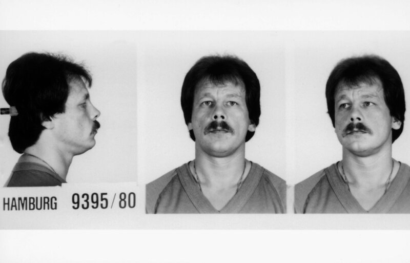 Polizeifoto von Werner Pinzner, 1986. Ein Auftragskiller, der in St. Pauli elf Morde gestand. Bei seiner Vernehmung tötete er seine Frau, den Staatsanwalt und sich selbst. – Bild: ZDF und NDR/​Polizeipräsidium Hamburg