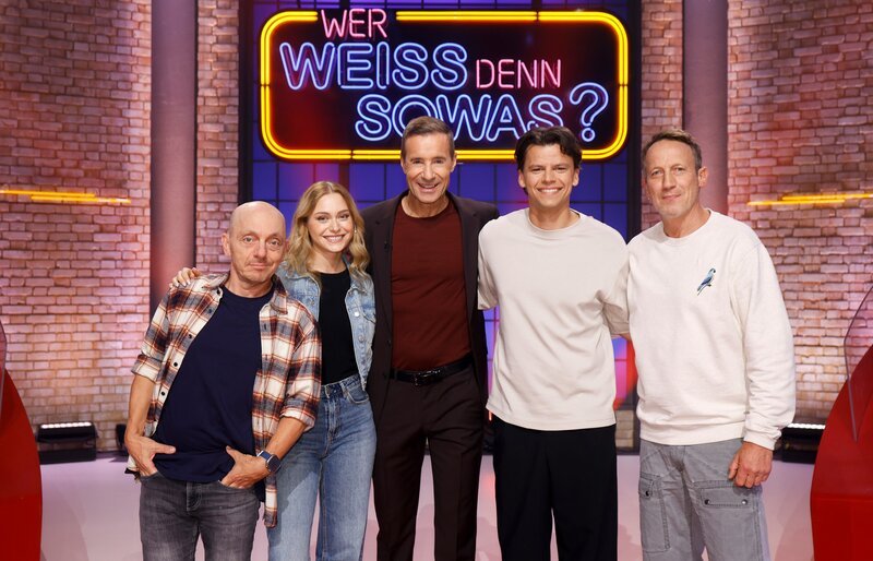 Moderator Kai Pflaume (M.) und seine Rateteam-Kapitäne Bernhard Hoëcker (l.) und Wotan Wilke Möhring (r.) begrüßen die Comedienne und Musikerin Alina Khani (2.v.l.) sowie den Hörfunkmoderator, Webvideoproduzenten und Influencer Paul Luca Fischer (2.v.r.), alias „Paulomuc“. – Bild: ARD/​NDR/​UFA SHOW & FACTUAL/​Morris Mac Matzen