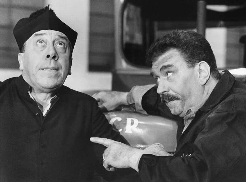 So sehr Don Camillo (Fernandel, li.) an das Gute im Menschen glaubt: Bei den Ansichten des Genossen Peppone (Gino Cervi) könnte er zum Himmel schreien&nbsp;… – Bild: BR/​ARD Degeto