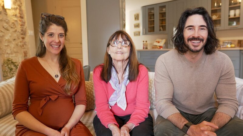 After – Daphne Reckert, Gran and Ian Figueira, as seen on Castle Impossible, Season 2. – Bild: Warner Bros. Discovery