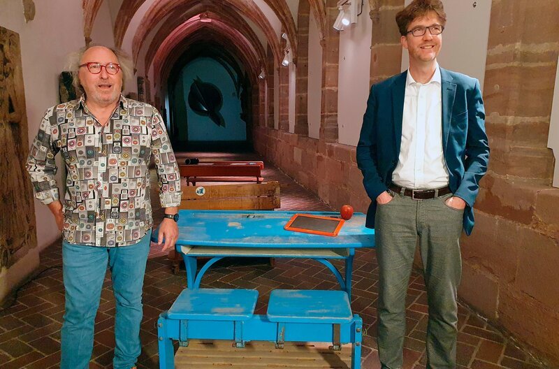 Kabarettist Urban Priol (links) mit dem Leiter des Nürnberger Schulmuseums Dr. Mathias Rösch. Weiteres Bildmaterial finden Sie unter www.br-foto.de. – Bild: BR/​south & browse GmbH/​Joachim Walther