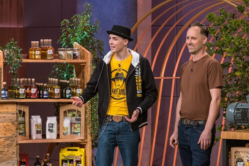 Paul (l.) und Jürgen Belthle präsentieren mit „Ölfreunde“ eine Speiseölmanufaktur mit 100%iger Verwertung der Abfallstoffe. Sie erhoffen sich ein Investment von 200.000 Euro für 10 Prozent der Anteile an ihrem Unternehmen. – Bild: RTL /​ Bernd-Michael Maurer
