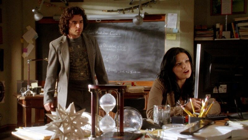 Charlie Eppes (David Krumholtz) und Amita Ramanujan (Navi Rawat). – Bild: CBS/​Paramount /​ CBS BROADCASTING INC.