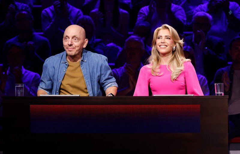 Rateteam-Kapitäne Bernhard Hoëcker (l.) und die niederländische Moderatorin, It-Girl und Model Sylvie Meis (r.) bilden ein Rateteam. – Bild: ARD/NDR/UFA SHOW & FACTUAL/Morris Mac Matzen Rateteam-Kapitäne Bernhard Hoëcker (l.) und die niederländische Moderatorin, It-Girl und Model Sylvie Meis (r.) bilden ein Rateteam. – Bild: ARD/NDR/UFA SHOW & FACTUAL/Morris Mac Matzen