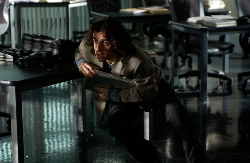Auf das FBI-Büro wird ein Überfall verübt. Dabei schlägt dicht neben Charlie (David Krumholtz) eine Kugel in eine Tafel ein. Daraufhin beschließt er, das FBI-Büro nie wieder zu betreten. – Bild: 13TH STREET /​ RANDY TEPPER