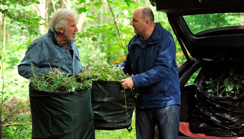 Als Martin und Hubert feststellen, dass der Wertstoffhof bereits geschlossen hat, ist guter Rat teuer. Von links: Martin Kirchleitner (Hermann Giefer) und Hubert Kirchleitner (Bernhard Ulrich). Weiteres Bildmaterial finden Sie unter www.br-foto.de. – Bild: BR/​Marco Orlando Pichler