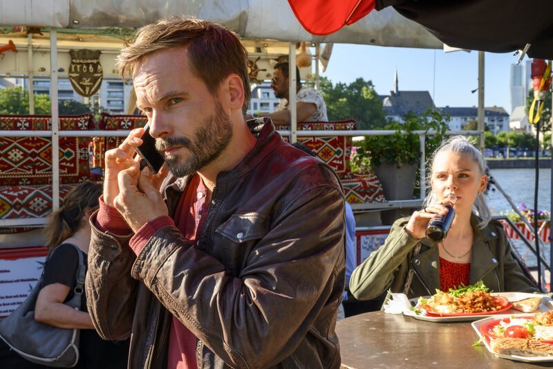 Leo Oswald (Wanja Mues, l.) gibt sich als Passant in Not aus und bittet Lili Peters (Olivia Burkhart, r.) um ihr Handy. Diese ist hilfsbereit, ohne zu ahnen, dass Leo nur die Daten ihres Smartphones kopieren will. – Bild: ZDF und Andrea Enderlein
