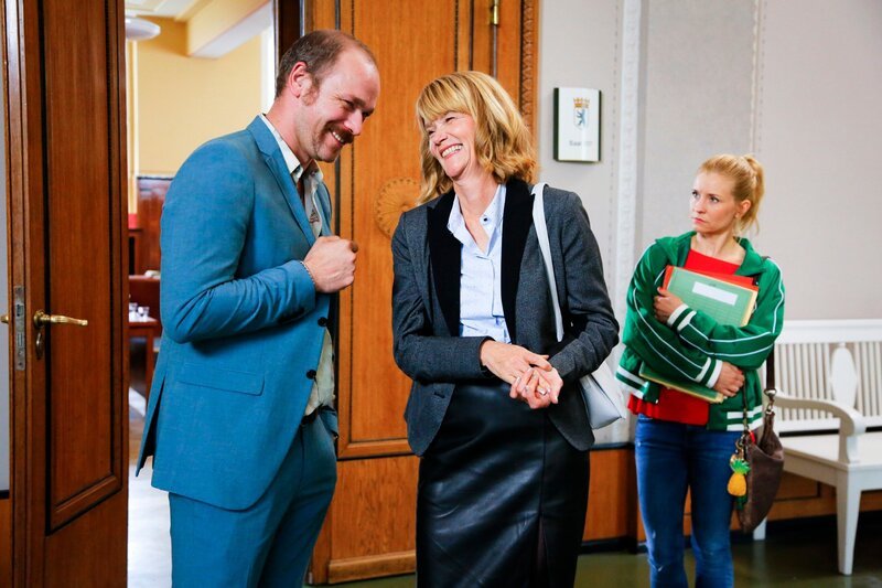 Während sich Michael Heinze (Michael Starkl) mit seiner Sekretärin Hilde (Ursula Andermatt, M.) über den Ausgang der Verhandlung freut, ist Jenny (Birte Hanusrichter) sauer. – Bild: RTL /​ Richard Hübner