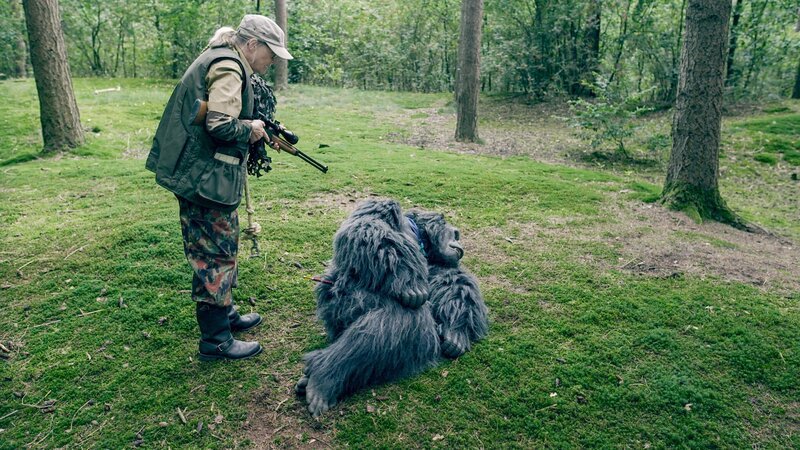 Die Jägerin Gerit (Beppie Melissen) hat Benedict (Yaron Mesika) betäubt. – Bild: ORF/​Beta Film/​Fiction Valley/​Avrotros