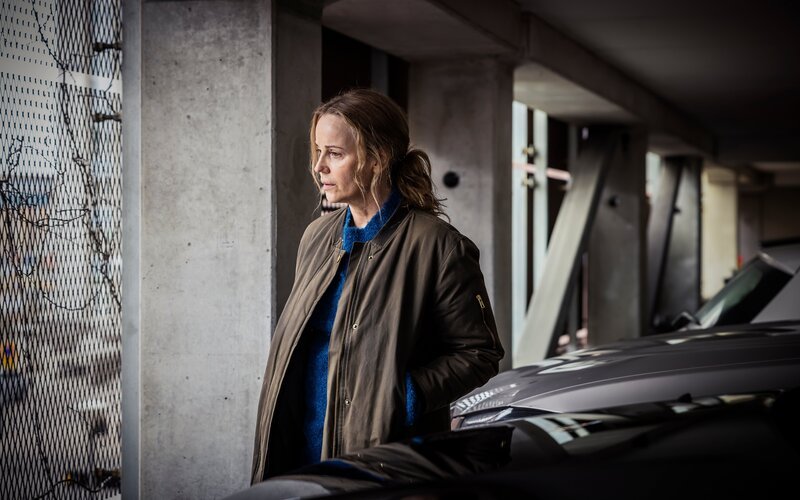 Iris (Sofia Helin) ist nach Stockholm gereist, um im Prozess gegen den Gangsterboss Van Voorst auszusagen. Sie macht ihn für den Tod ihres Lebensgefährten verantwortlich. – Bild: ZDF und Carolina Romare