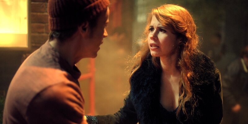 Georg (Jonas Holdenrieder) und Doro (Luise Aschenbrenner) vor der brennenden „Disko Bochum“. – Bild: Folge 105 /​ RTL Intercompany /​ RTL