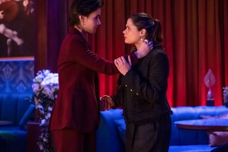Roxie (Shi Ne Nielson, l.); Mel Vera (Melonie Diaz, r.) – Bild: Colin Bentley