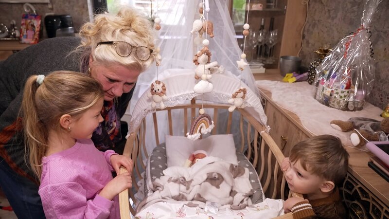 Silvia mit Cataleya und Aurelio begrüssen Baby Aria – Bild: RTLZWEI