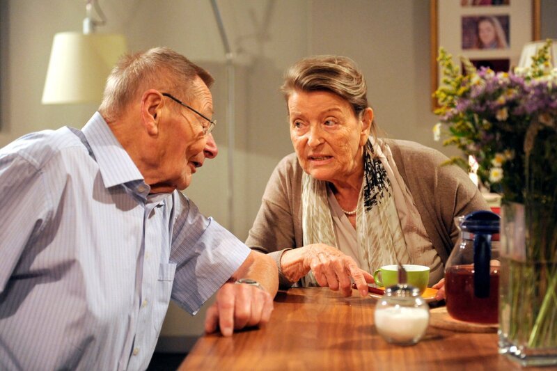 Alois freut sich, als seine Jugendfreundin Lotte zu Besuch kommt. Von links: Alois Preissinger (Erich Hallhuber) und Lotte Steininger (Eva Christian). – Bild: BR/​Marco Orlando Pichler