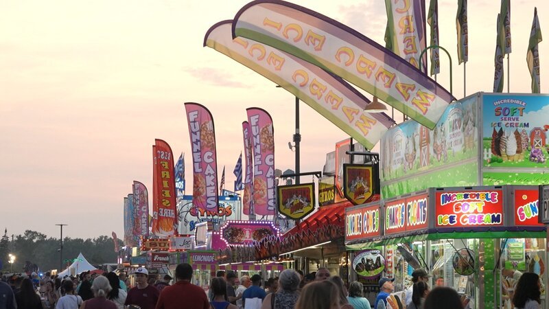 Amerikanische Jahrmärkte: Volksfeste im XXL-Format. Bunte Spektakel bringen einmal im Jahr Partystimmung in die ländlichen Gegenden der USA. – Bild: ZDF und Impala Productions