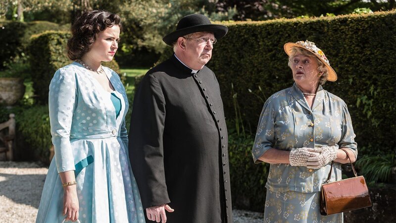 Bunty (Emer Kenny, l.), Father Brown (Mark Williams, 2. v. l.) und Mrs McCarthy (Sorcha Cusack, r.) besuchen ein christliches Mädcheninternat. – Bild: AXN White