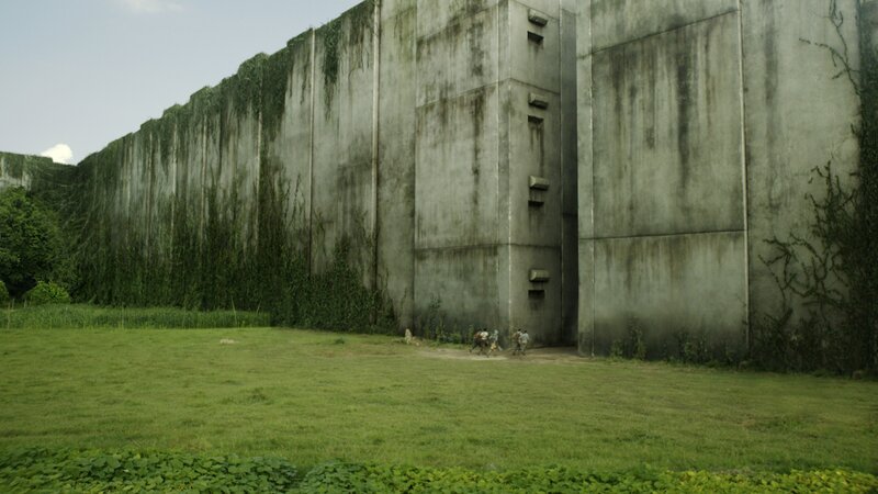 A group of boys known as the Gladers are trapped inside a mysterious and massive maze. – Bild: Foxfast.com