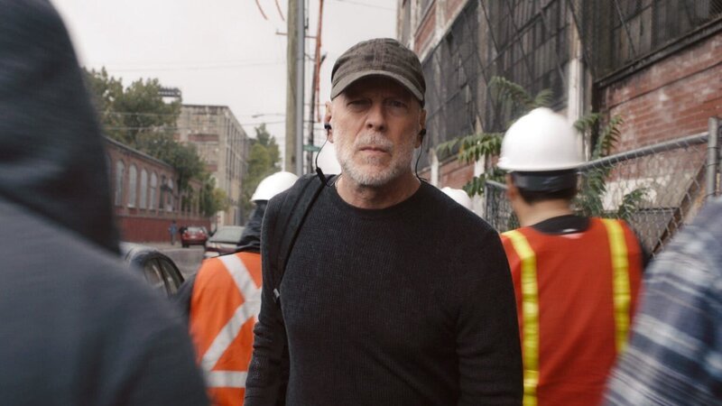 David Dunn (Bruce Willis) verfolgt das „Biest“, das erneut zugeschlagen hat.; David Dunn (Bruce Willis) verfolgt das „Biest“, das erneut zugeschlagen hat. – Bild: RTL Zwei David Dunn (Bruce Willis) verfolgt das „Biest“, das erneut zugeschlagen hat.; David Dunn (Bruce Willis) verfolgt das „Biest“, das erneut zugeschlagen hat. – Bild: RTL Zwei