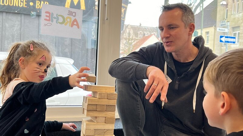 Tobias Lucht: „Im Hamburger Stadtteil Jenfeld lebt jedes zweite Kind in Armut“. – Bild: Gesa Berg