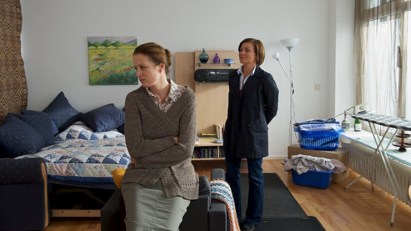 Kommissarin Katrin Börensen (Claudia Schmutzler, r.) findet heraus, dass Bian als mögliche Täterin einigen sehr gelegen kommt. Denn auch Sabine Jessen (Geno Lechner, l.) hat ein Motiv, ihren Bruder umzubringen. – Bild: ZDF/​Marc Meyerbroeker